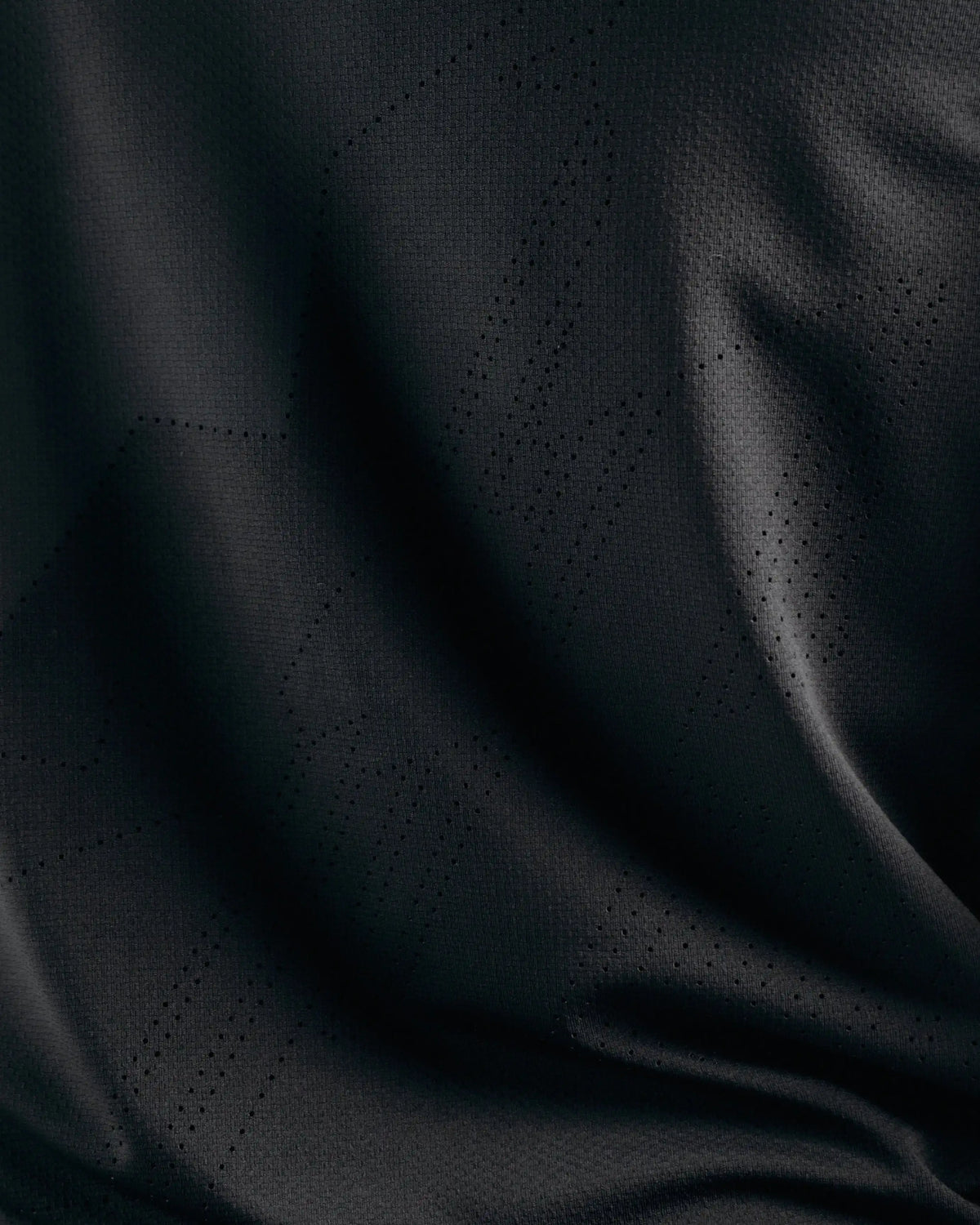 Un logo perforé dans le dos.