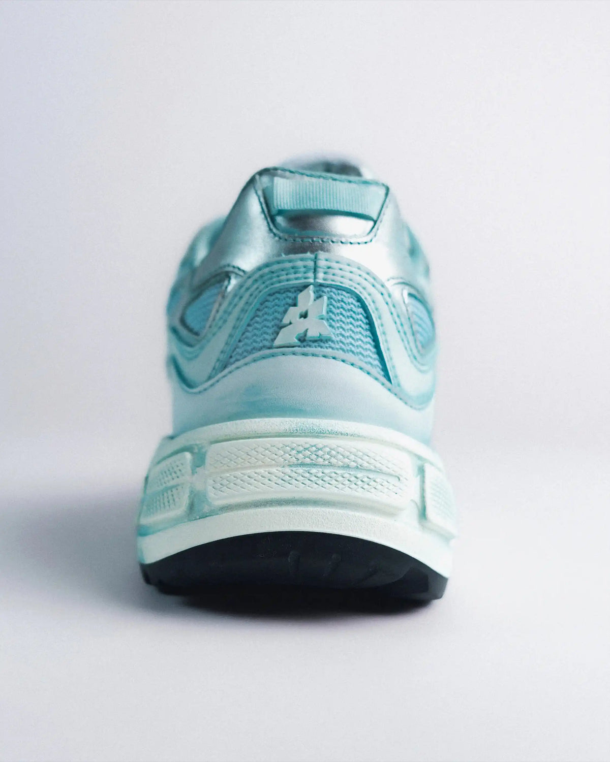 Un logo en relief au talon, et une double surpiqûre sur la chaussure.