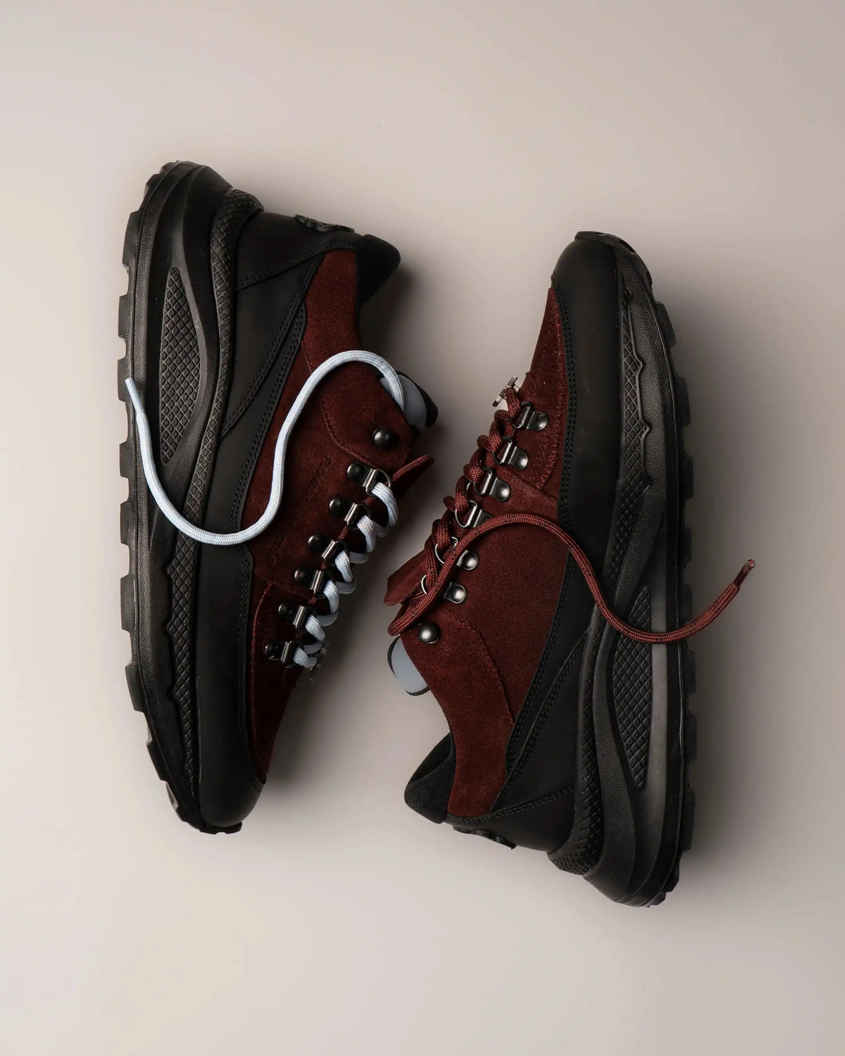 Les deux paires de lacets, dans la boîte.