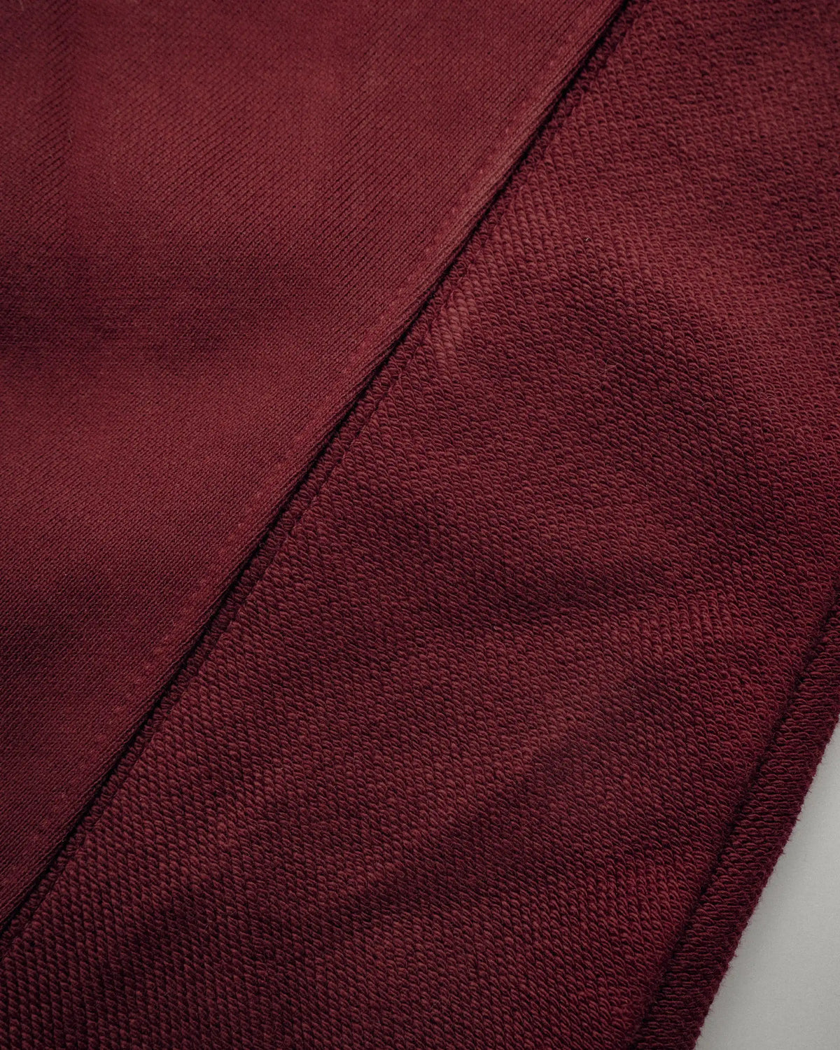 Hoodie Flower GTR Heavy Red Bordeaux, close-up of the heavy burgundy fleece and seam