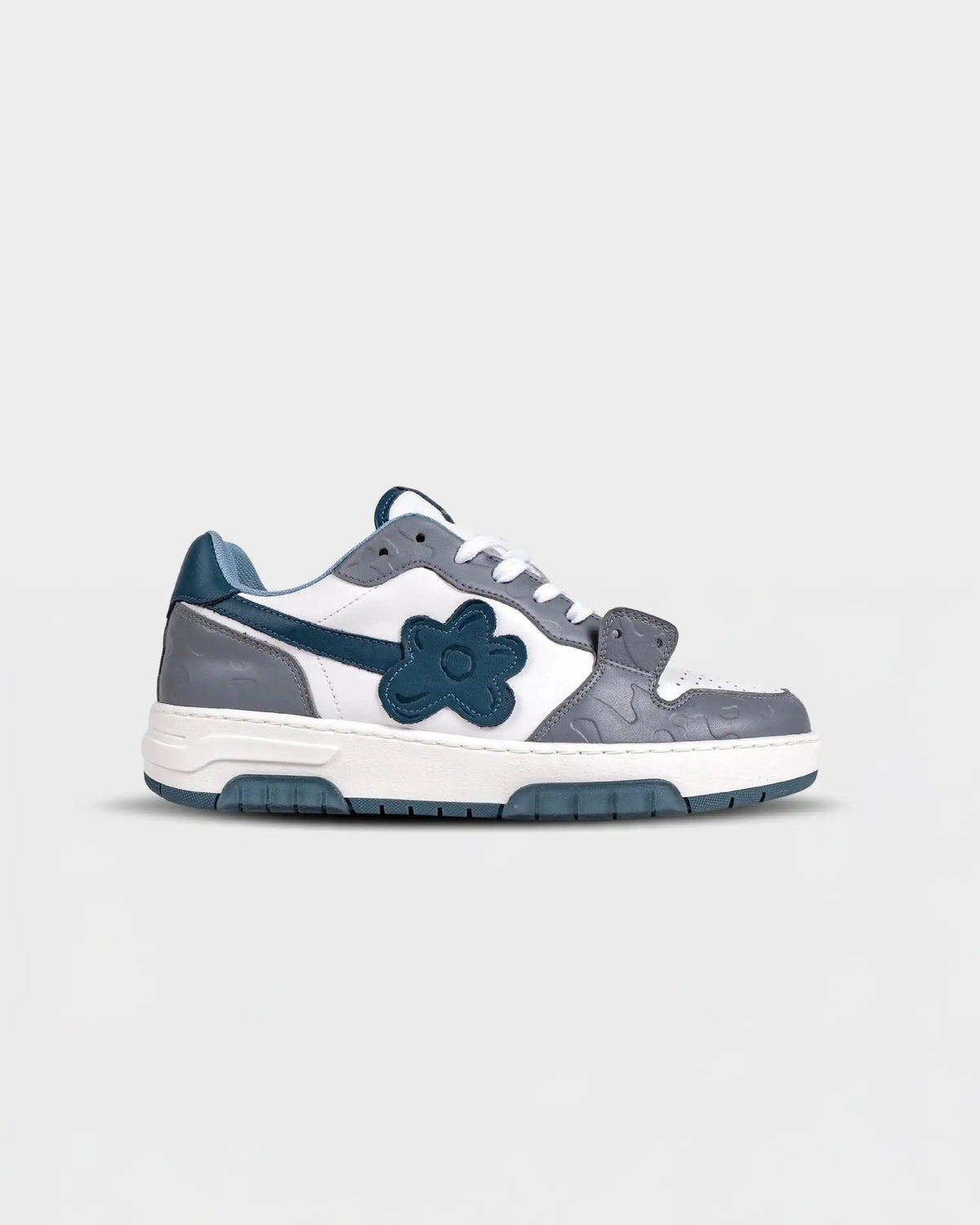 Flin Cloud Berry sneaker in grey and white Italian leather with a navy Flower, side view