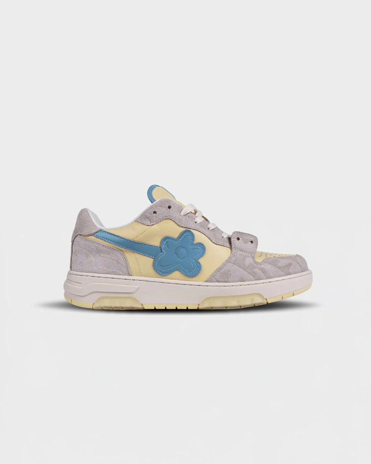 Flin Fenta sneaker in grey Italian suede and pale yellow leather with a blue Flower, side view