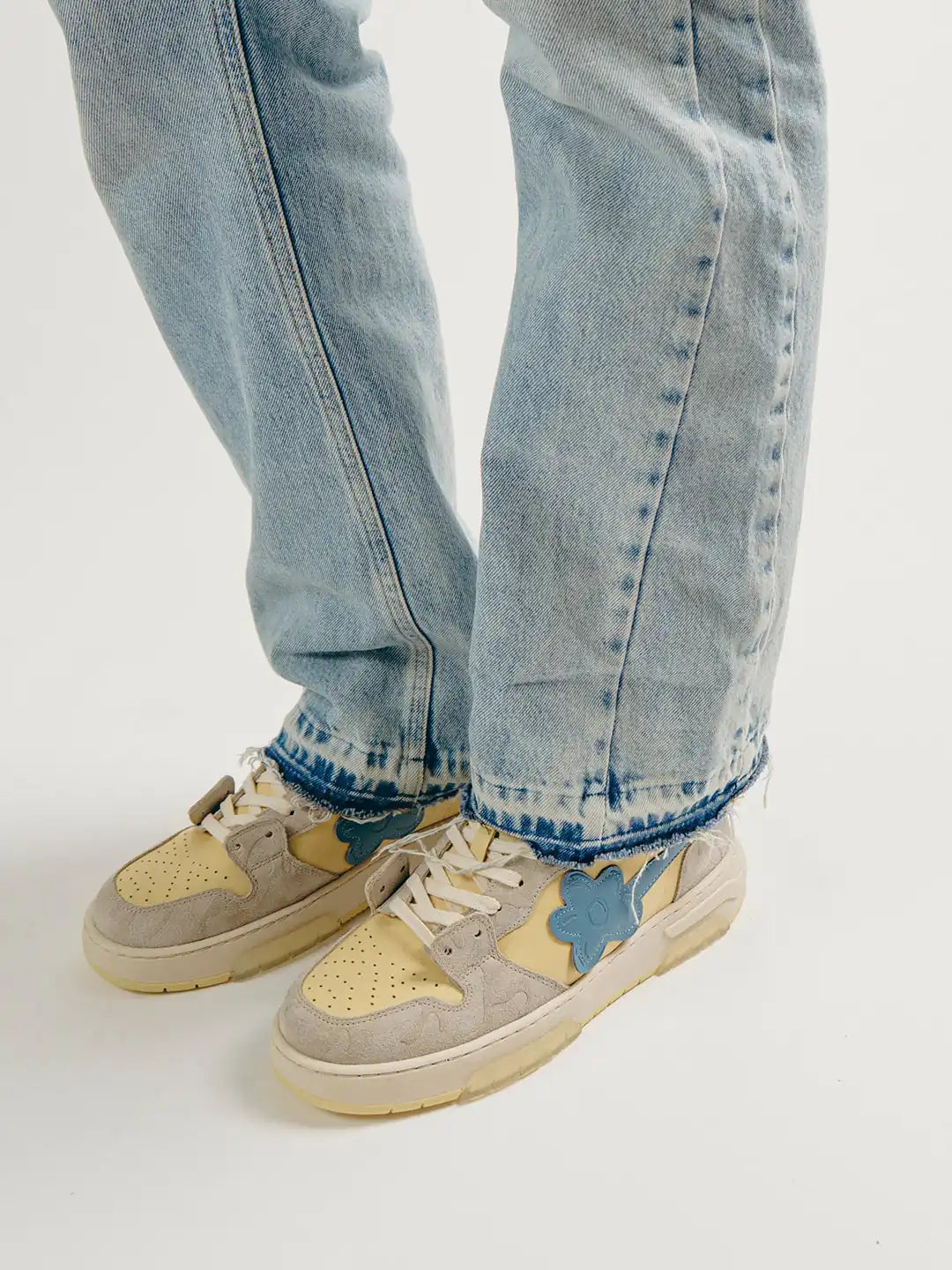 Flin Fenta worn with light blue jeans, front view on a white background
