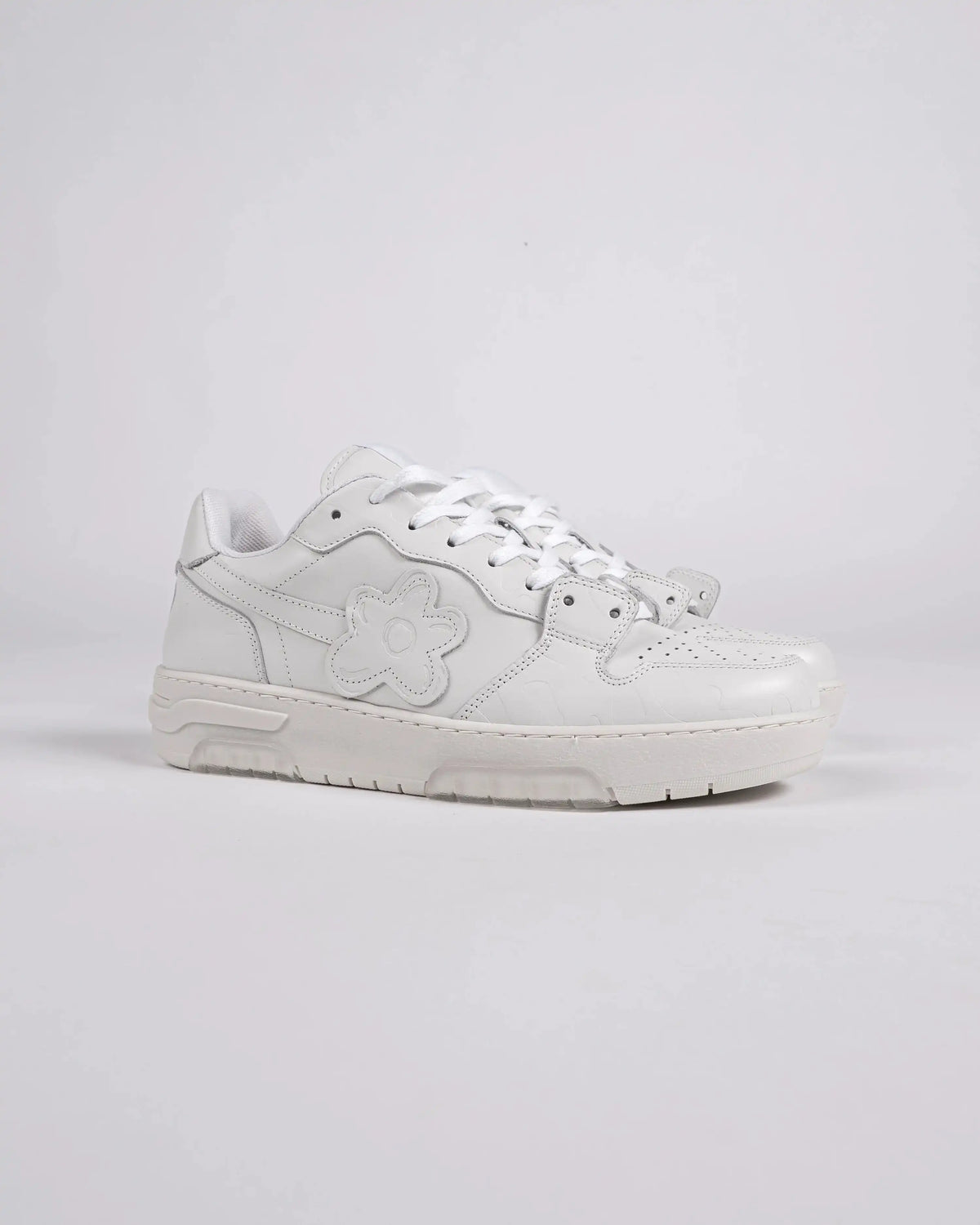 Flin Pure White, front three-quarter view of one shoe