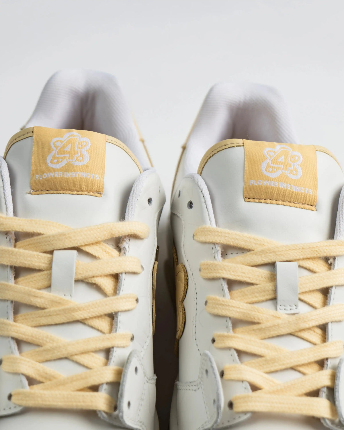 Flin Sun Pollen, close-up of the yellow laces and the two tongue patches