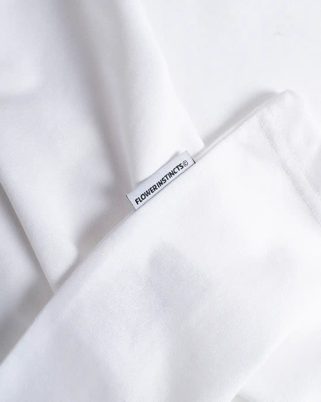 Tee 101 Crystal, detail of the white hem with the woven side label